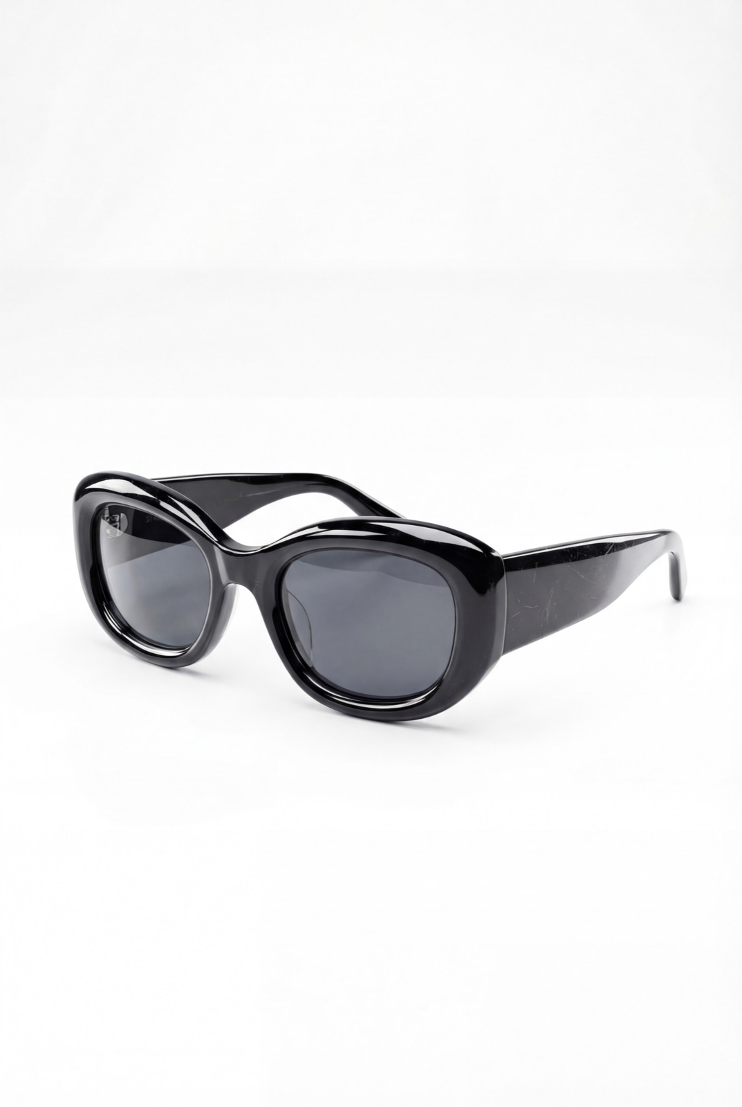 AI e-commerce packshot: black oval sunglasses